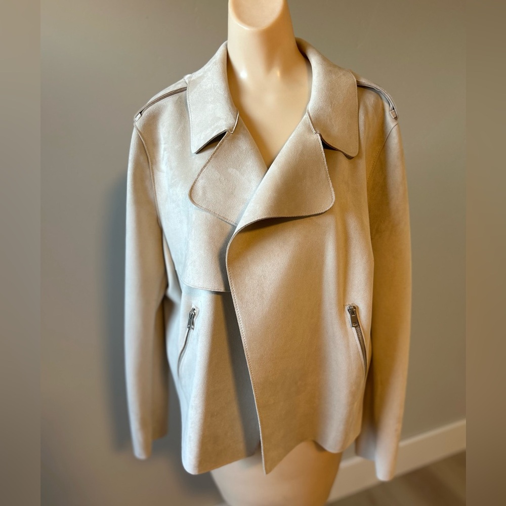 🌶️ H&M Light Cream Suede Jacket. Size L